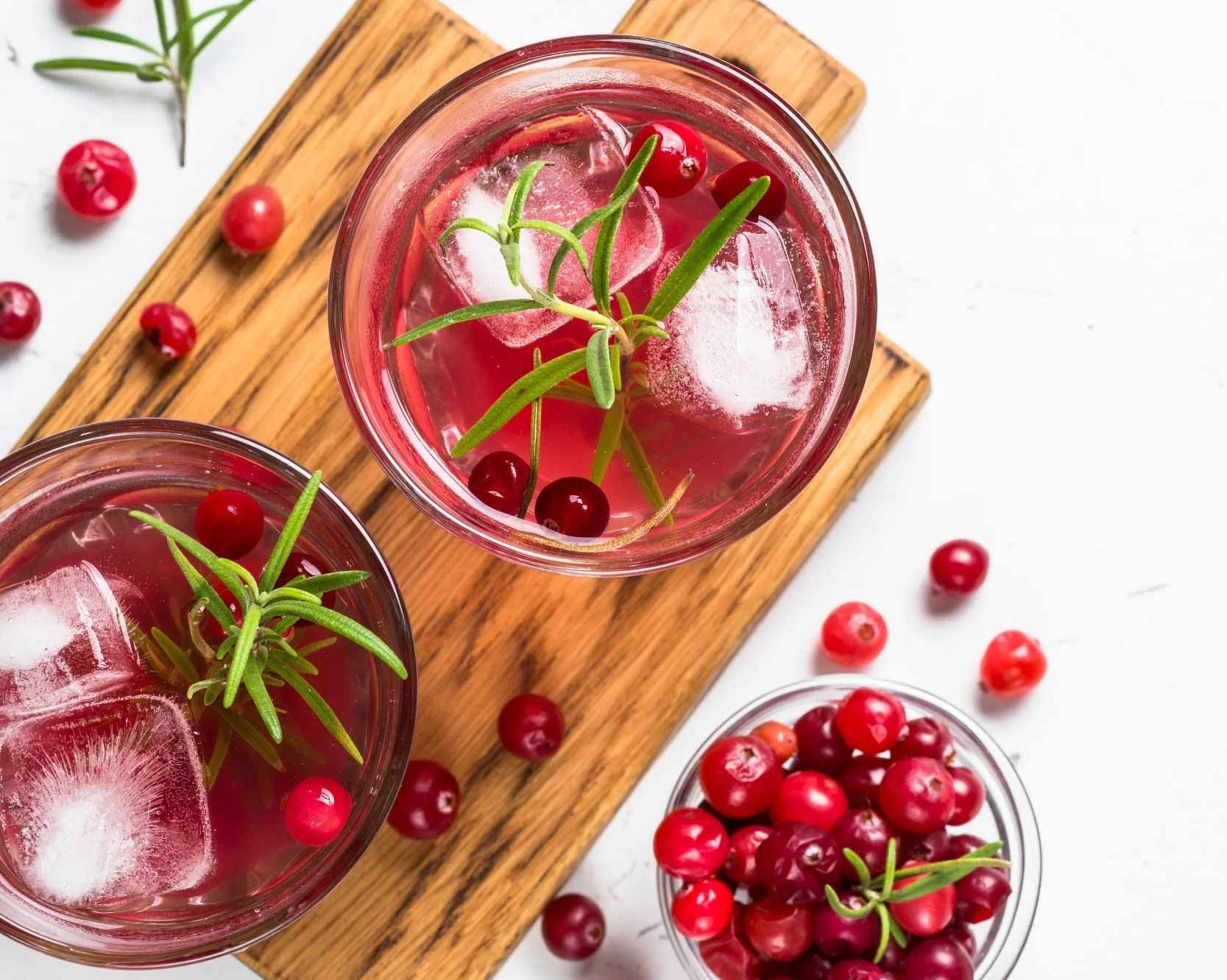 drinks cocktails with cranberry juice