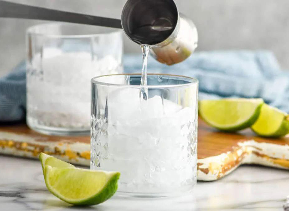 vodka and club soda with lemon