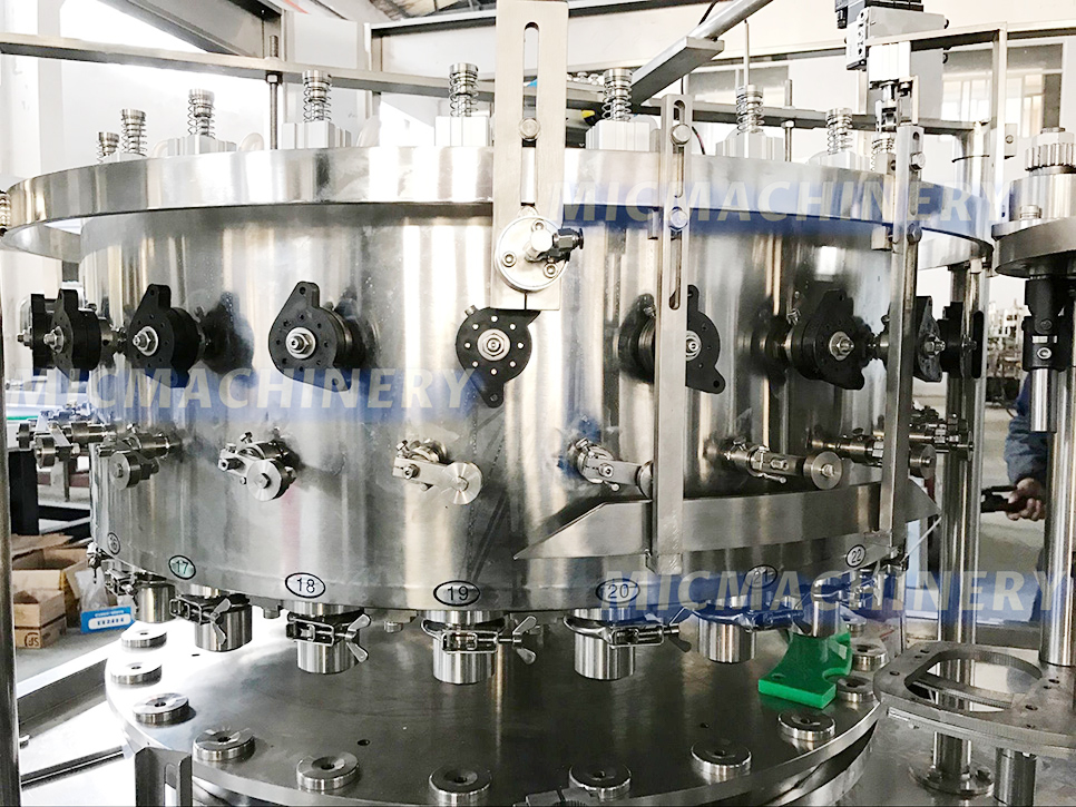 Isobaric pressure liquid tank