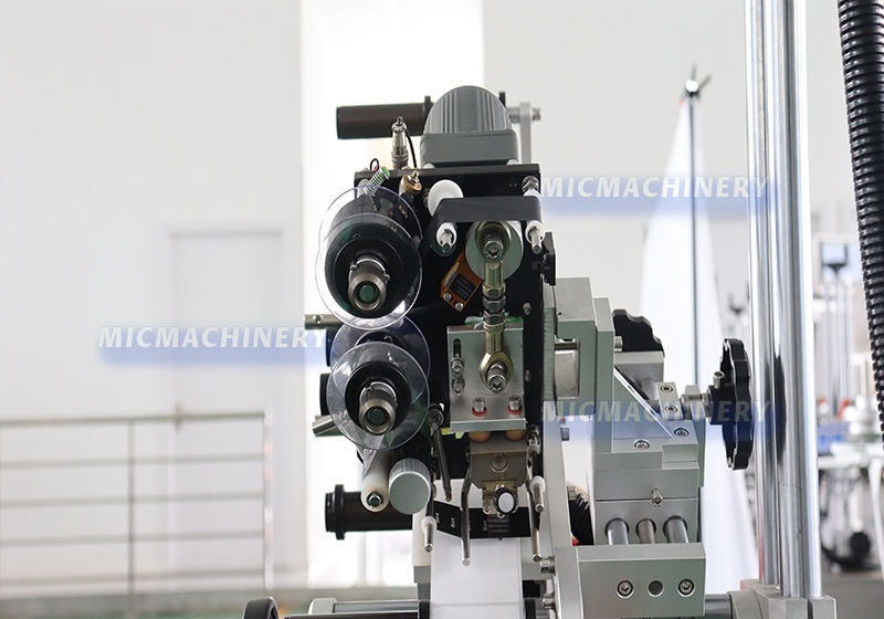 box label applicator machine