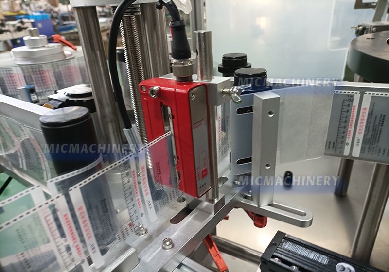 syringe label applicator