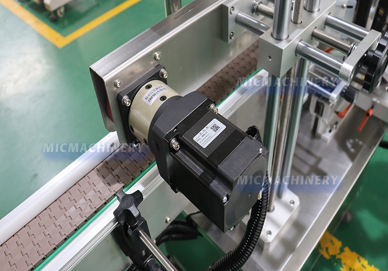 automatic flat labeling machine