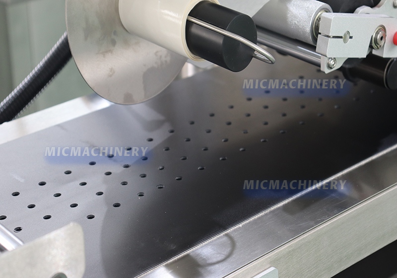 automatic flat label applicator
