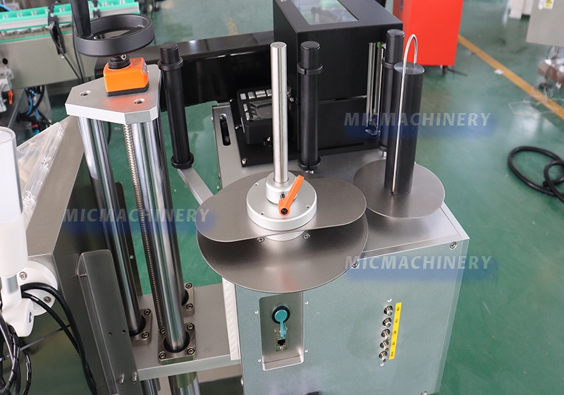 top and bottom labeling machine