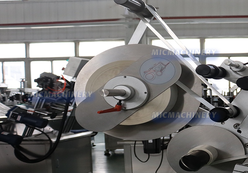 top and bottom label applicator