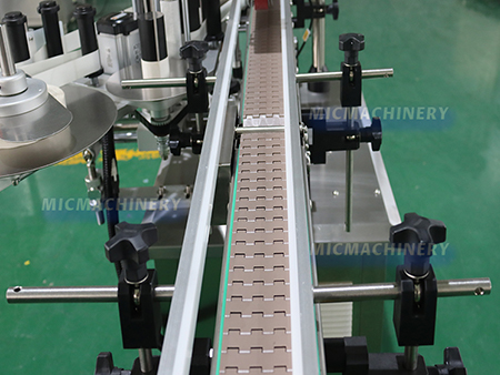 Conveyor chain plate