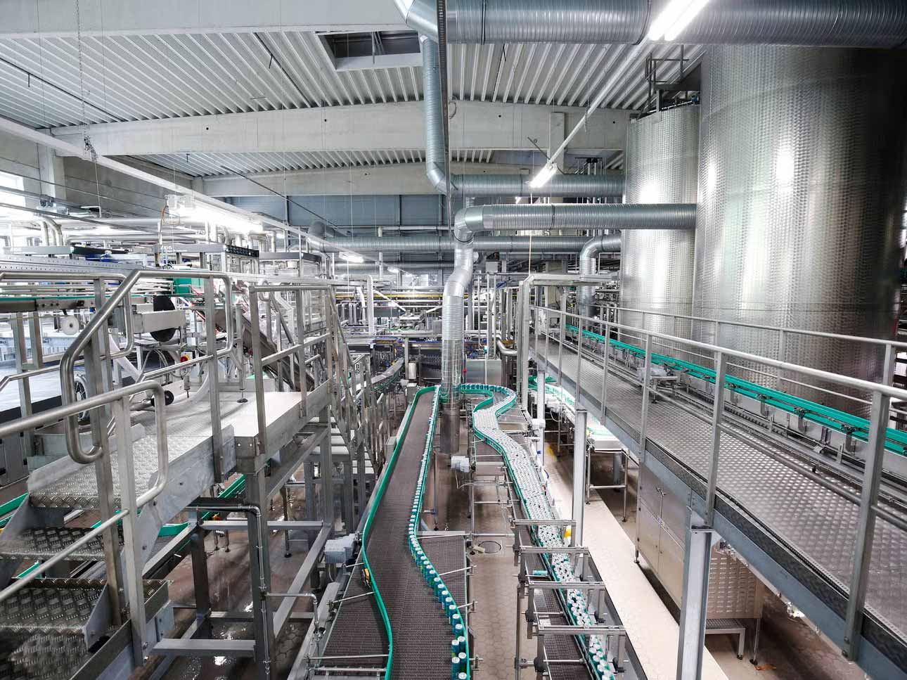 Actual photos of the soft drink production workshop