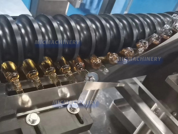 Bottle unscrambling mechanism