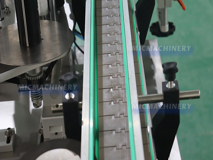 Conveyor chain plate