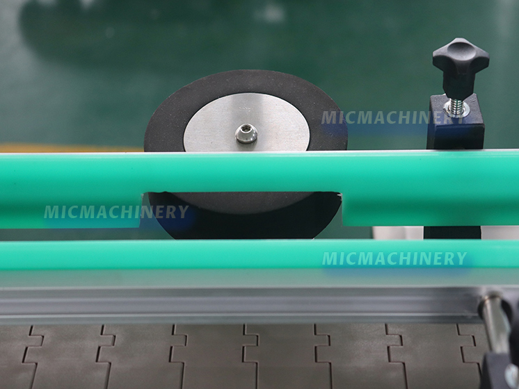 Bottle straightening mechanism