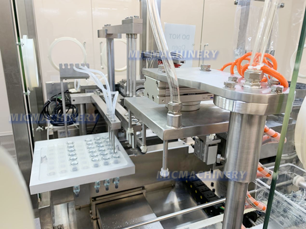 Syringe container filling head