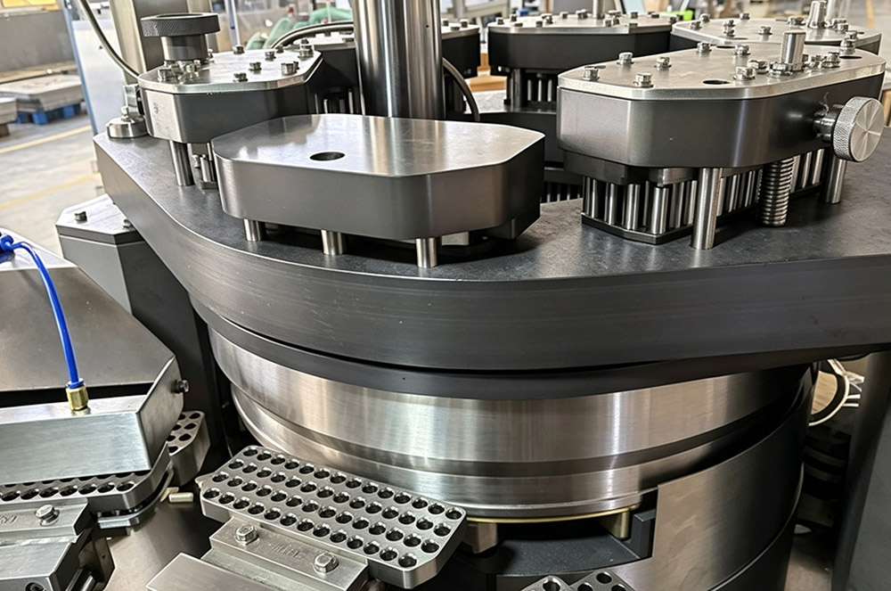 Rotary capsule filler turret