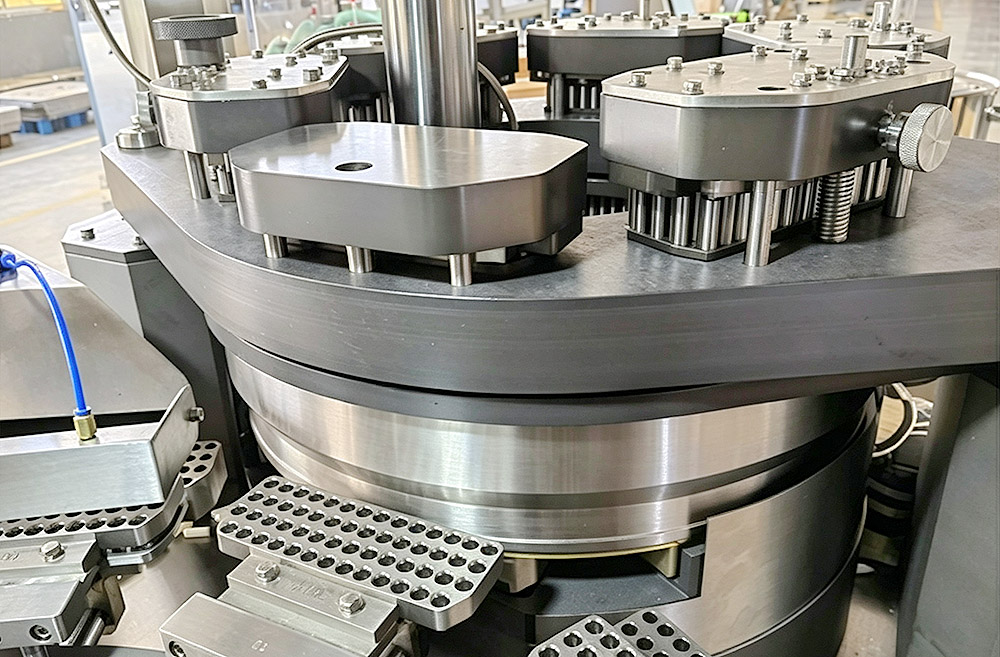 Capsule filling machine rotary turret