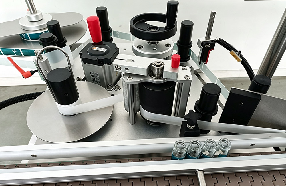 Vial labeling machine mechanism