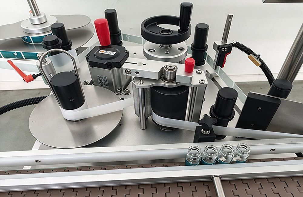 Vial labeling machine unit