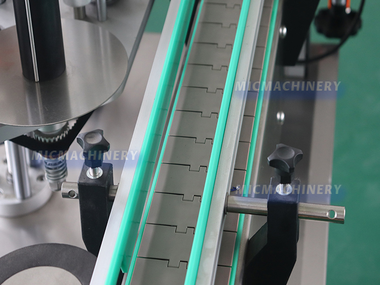Conveyor chain plate