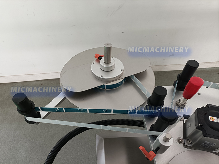 Label roller device