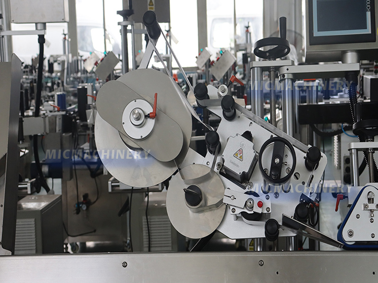Label roller device