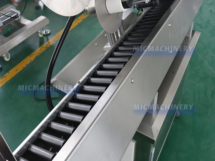 Roller conveyor belt