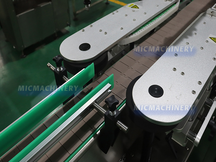 Bottle straightening mechanism