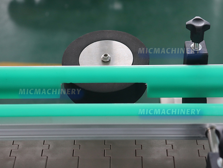 Bottle straightening mechanism